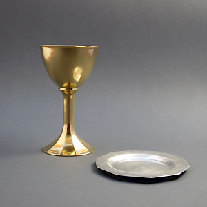 Chalice and Paten, 2015
Silver 925, gilded
Ø 74 x 127 mm, Ø 100 x 6 mm
Commission
Photography Barbara Amstutz