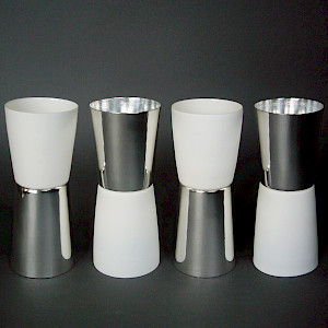 Twin Cups, 2008
Silver 925, Audrey Blackman porcelain
62 x 155 mm, 61 x 149 mm
Porcelain Simone Stocker
Photography Barbara Amstutz