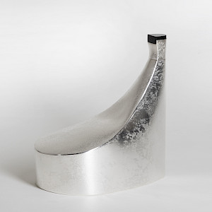 Carafe, 2021
Silver 925 and ebonite
192 x 145 x 205 mm
Galerie Latham, Genève
Photography Knud Dobberke