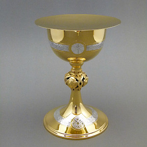 Communion Chalice and Paten, 20th century
Silver 925, partially gilded
Ø 104 x 190 mm, Ø 144 x 4 mm
Repair
Photography Barbara Amstutz