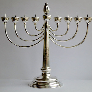 Chanukkaleuchter, 20. Jahrhundert
Silber 800
280 x 105 x 260 mm
Restaurierung
Foto Barbara Amstutz