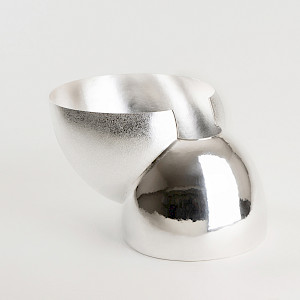Vessel, 2024
Silver 925
325 x 235 x 180 mm
Photography Knud Dobberke