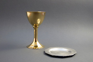Kelch und Patene, 2015
Silber 925, feinvergoldet
Ø 74 x 127 mm, Ø 100 x 6 mm
Auftragsarbeit
Foto Barbara Amstutz